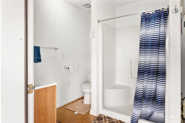 bathroom featuring curtained shower, baseboards, and toilet