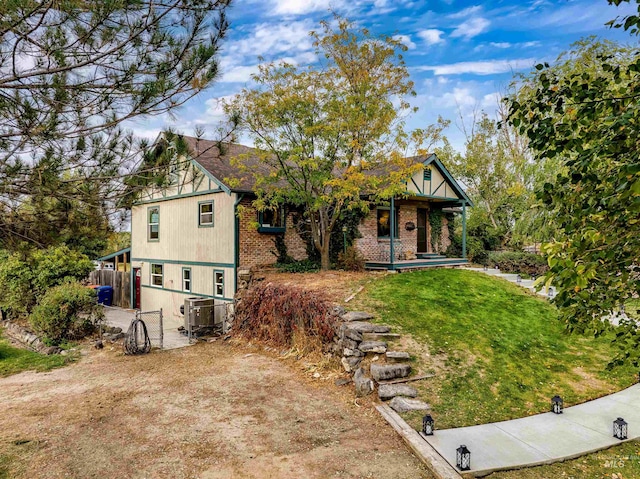 view of front facade featuring a front yard and covered porch