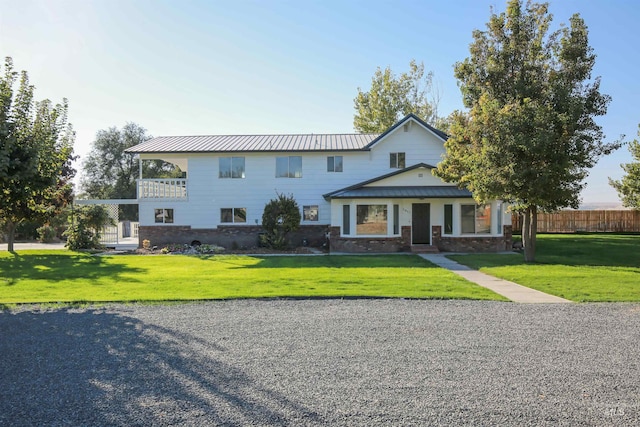 view of front facade featuring a front yard