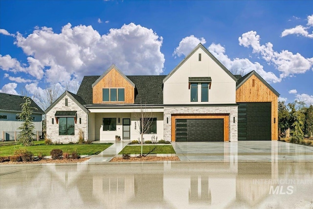 view of front facade featuring a front lawn and a garage