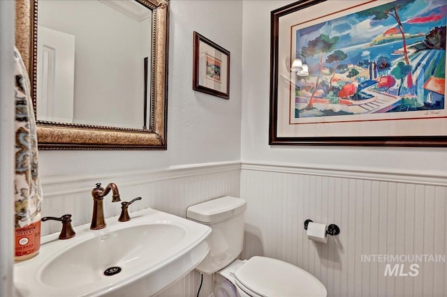 178 Cottonwood Ct, Eagle, ID 83616 - bathroom featuring wainscoting, toilet, and a sink