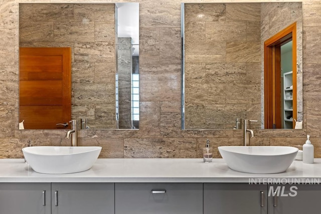 4336 N Star Vista Ln, Eagle, ID 83616 - full bath featuring vanity, tasteful backsplash, and tile walls