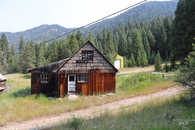 view of front of property with an outbuilding and a mountain view