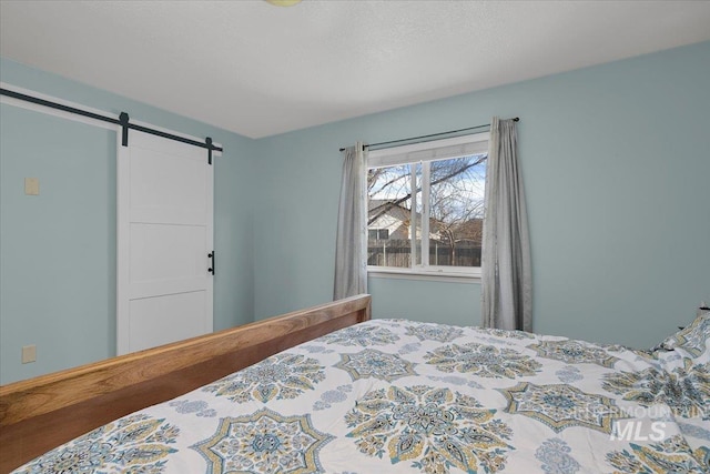 bedroom featuring a barn door