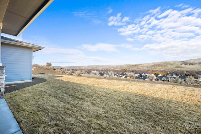 view of yard featuring a mountain view