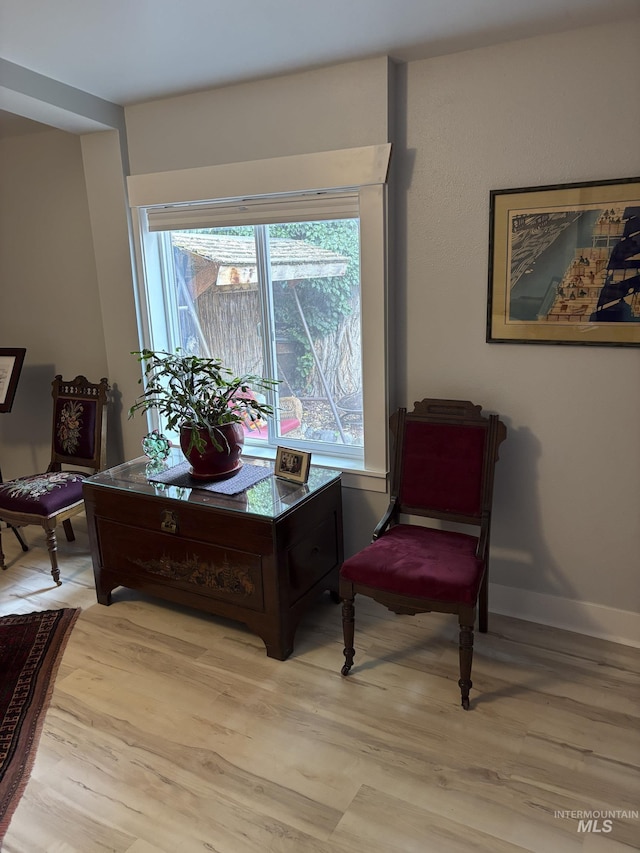 907 Prospect Ave, Lewiston, ID 83501 - sitting room featuring light wood finished floors