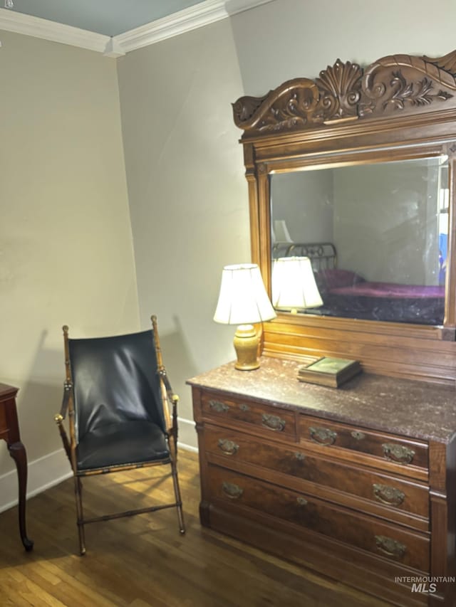 907 Prospect Ave, Lewiston, ID 83501 - living area with crown molding and wood finished floors
