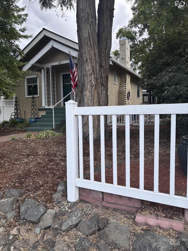 907 Prospect Ave, Lewiston, ID 83501 - view of front facade with a chimney