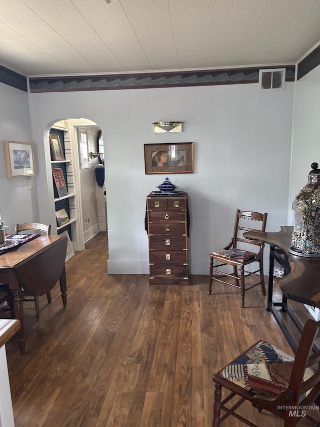907 Prospect Ave, Lewiston, ID 83501 - living area with arched walkways, dark wood-style floors, and crown molding