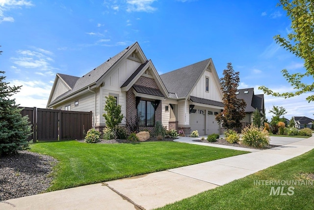 craftsman inspired home featuring a front lawn