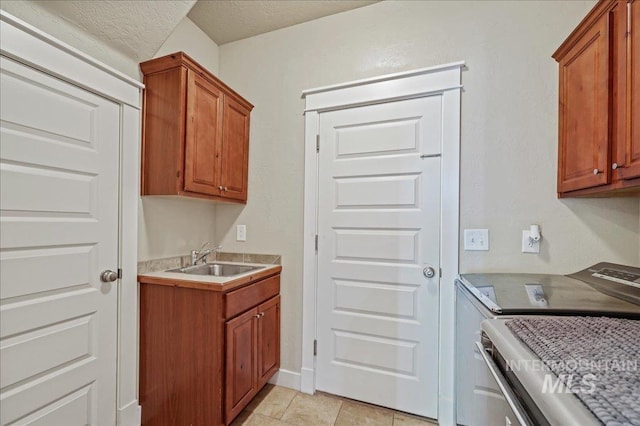 3524 Catalina Ave, Caldwell, ID 83605 - kitchen featuring independent washer and dryer, a sink, and brown cabinetry