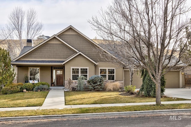 craftsman inspired home featuring a front lawn