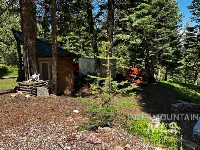 view of yard featuring an outdoor structure