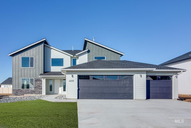 view of front facade featuring a garage and a front yard