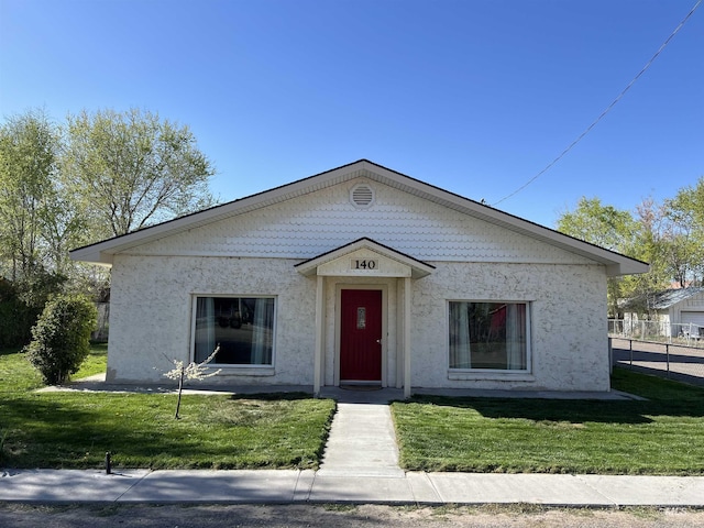 140 3rd St, Grand View, ID 83624 - bungalow-style house featuring a front yard, fence, and stucco siding