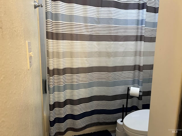 140 3rd St, Grand View, ID 83624 - full bath with toilet and a shower with shower curtain