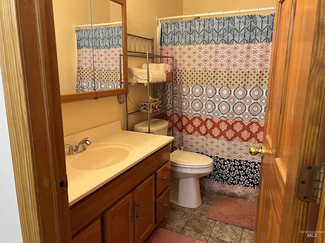 140 3rd St, Grand View, ID 83624 - full bathroom featuring toilet, curtained shower, stone finish floor, and vanity