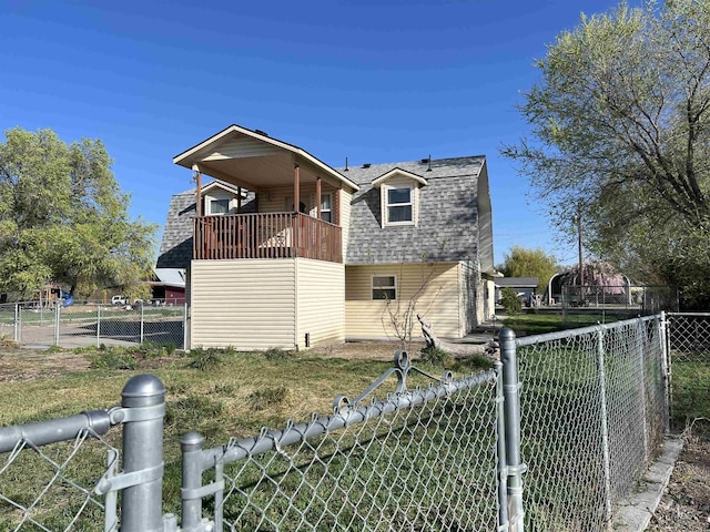 140 3rd St, Grand View, ID 83624 - view of side of home featuring roof with shingles and fence