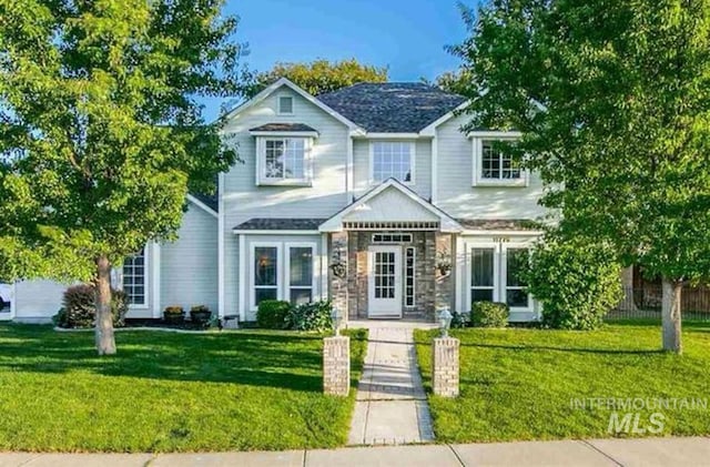 view of front of home featuring a front yard