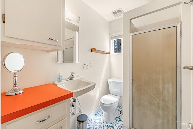995 Cedar Crest Dr, Mccall, ID 83638 - full bathroom featuring toilet, visible vents, a stall shower, and a sink