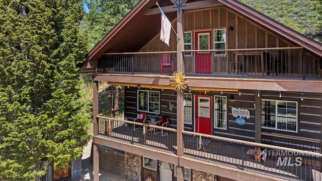1010 N Hidden Pine Rd, Pine, ID 83647 - view of front facade with board and batten siding and a balcony