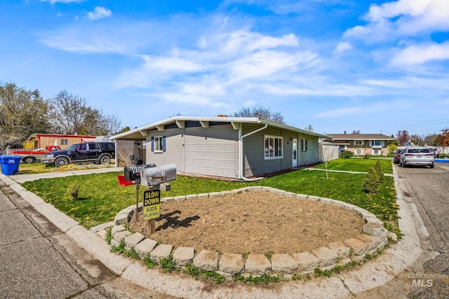 909 Victoria Ave, Fruitland, ID 83619 - view of front of house featuring a front lawn