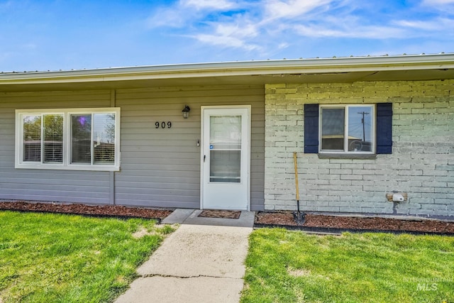 909 Victoria Ave, Fruitland, ID 83619 - view of exterior entry with a yard