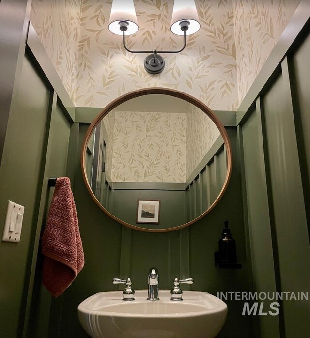 full bathroom featuring tile patterned floors, shower / tub combo with curtain, vanity, and toilet