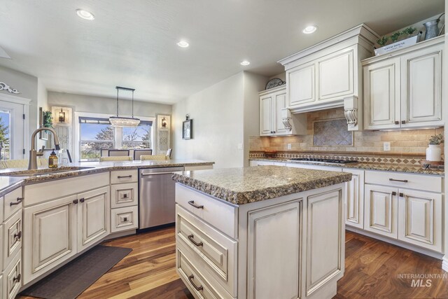 4049 Quail Ridge Dr, Kimberly, ID 83341 - kitchen featuring decorative backsplash, a sink, dark wood-style floors, and stainless steel appliances