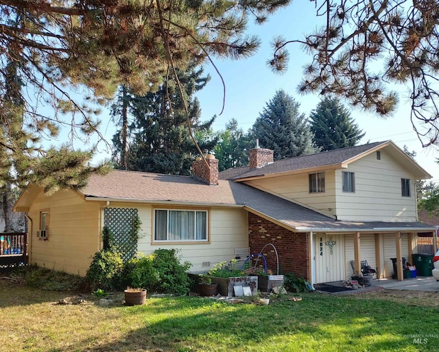 view of front of house with a front lawn