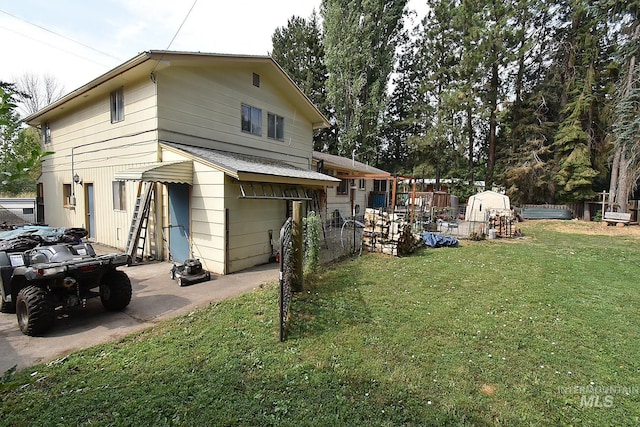 back of house featuring a lawn