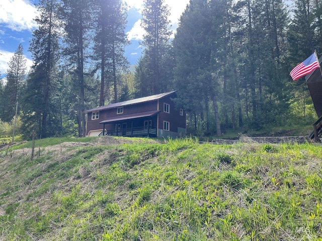 view of yard featuring a wooded view