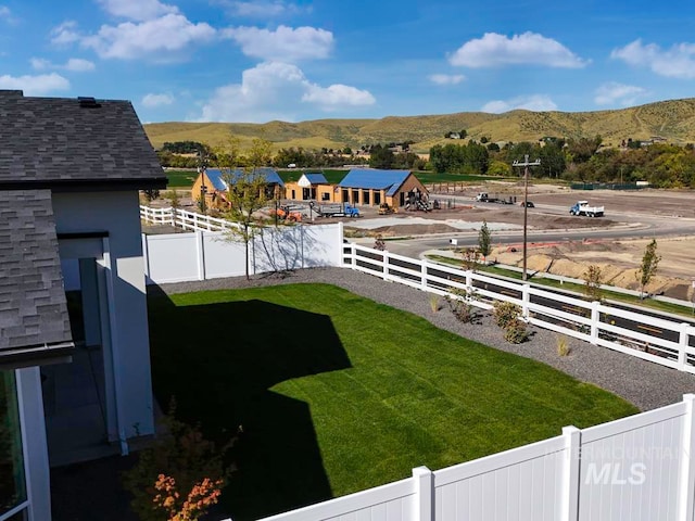 view of yard featuring a mountain view