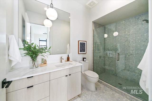 full bath featuring tasteful backsplash, visible vents, a shower stall, toilet, and vanity