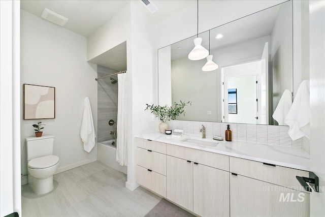 full bath featuring vanity, visible vents, decorative backsplash, shower / tub combo, and toilet