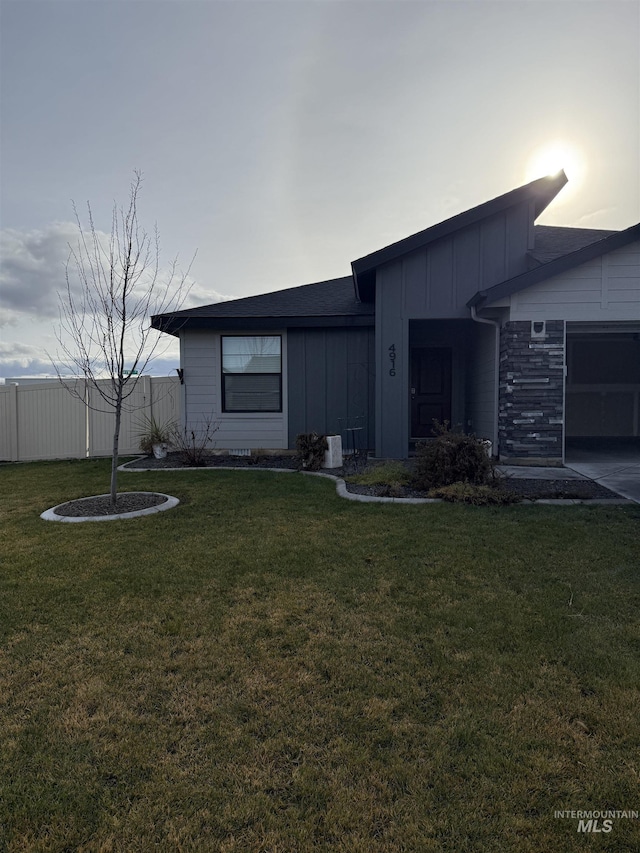 view of front facade featuring a front yard and a garage