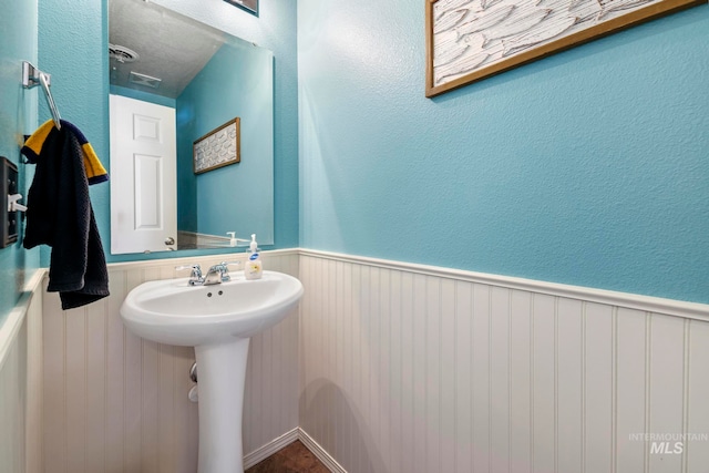 bathroom featuring a textured ceiling