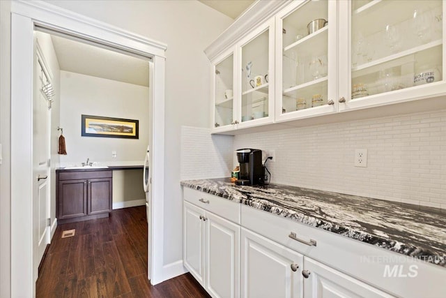 9753 W Wildbranch, Star, ID 83669 - bar area with backsplash and dark wood-style floors