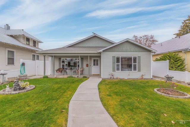 view of front facade featuring a porch and a front yard