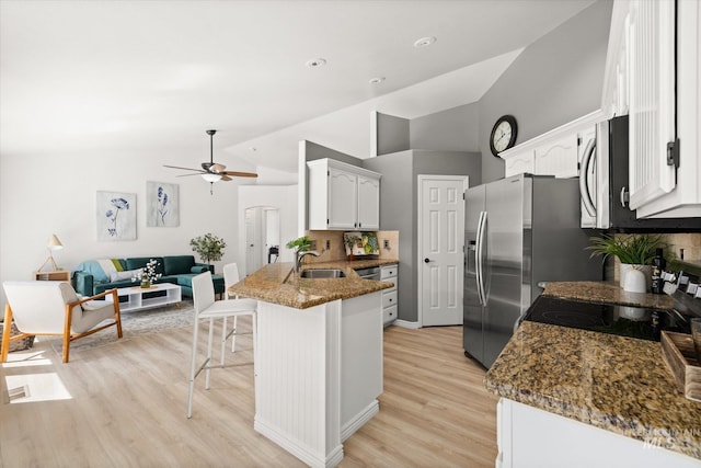 512 S Pelican Way, Meridian, ID 83642 - kitchen with a sink, a peninsula, electric range oven, a kitchen breakfast bar, and a ceiling fan