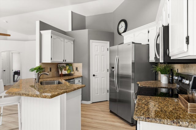 512 S Pelican Way, Meridian, ID 83642 - kitchen with a sink, a peninsula, stainless steel appliances, backsplash, and high vaulted ceiling