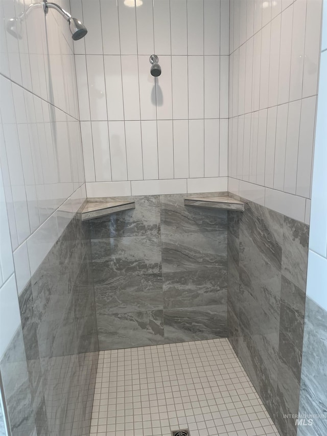full bathroom featuring a tile shower