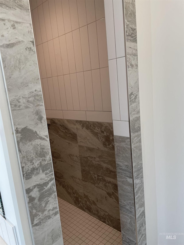 bathroom featuring a tile shower
