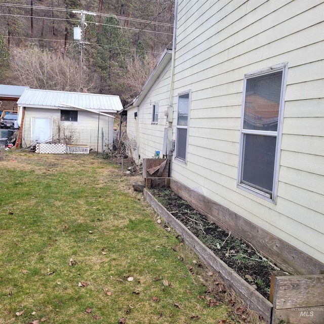 view of yard with a garden