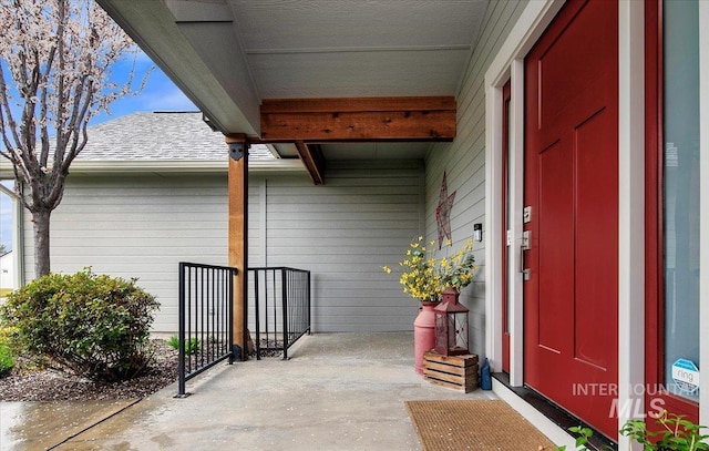 property entrance featuring a porch