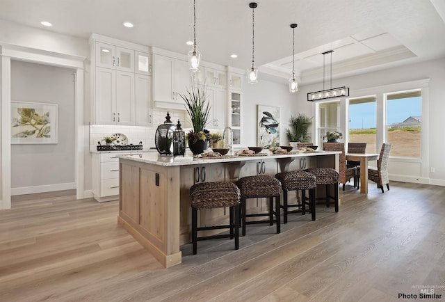 3053 Ajax Ave, Eagle, ID 83616 - kitchen featuring a spacious island, light wood-type flooring, baseboards, and recessed lighting
