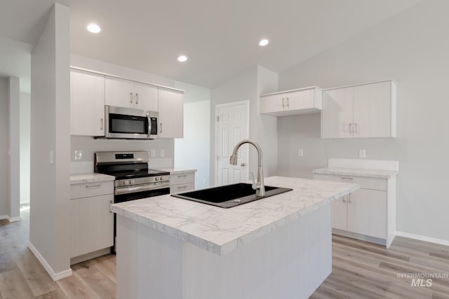 310 Chalcedony Ave, Caldwell, ID 83605 - kitchen featuring light wood-style flooring, light countertops, a sink, and stainless steel appliances
