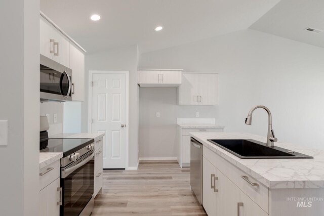310 Chalcedony Ave, Caldwell, ID 83605 - kitchen featuring a sink, stainless steel appliances, vaulted ceiling, and visible vents