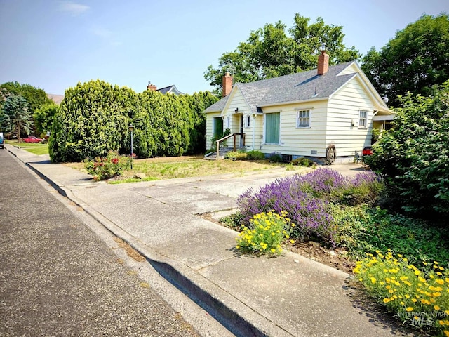 1025 9th St, Clarkston, WA 99403 - view of front facade featuring a chimney