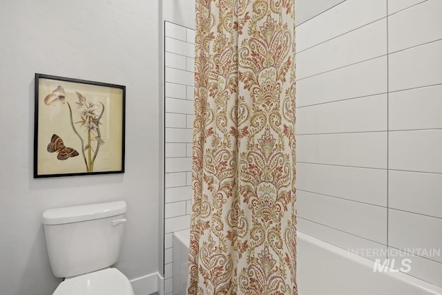 full bathroom featuring shower / bath combo and toilet